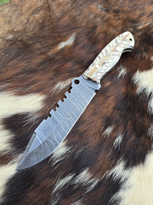 Nooraki - 11″ Damascus Hunting Knife with Sheath | Hand Made Camping Knife - Full Tang Knife - Ideal for Survival,Chopping, Camping, Outdoor Gift for Men |Tactical Knife Pinecone Resin Handle