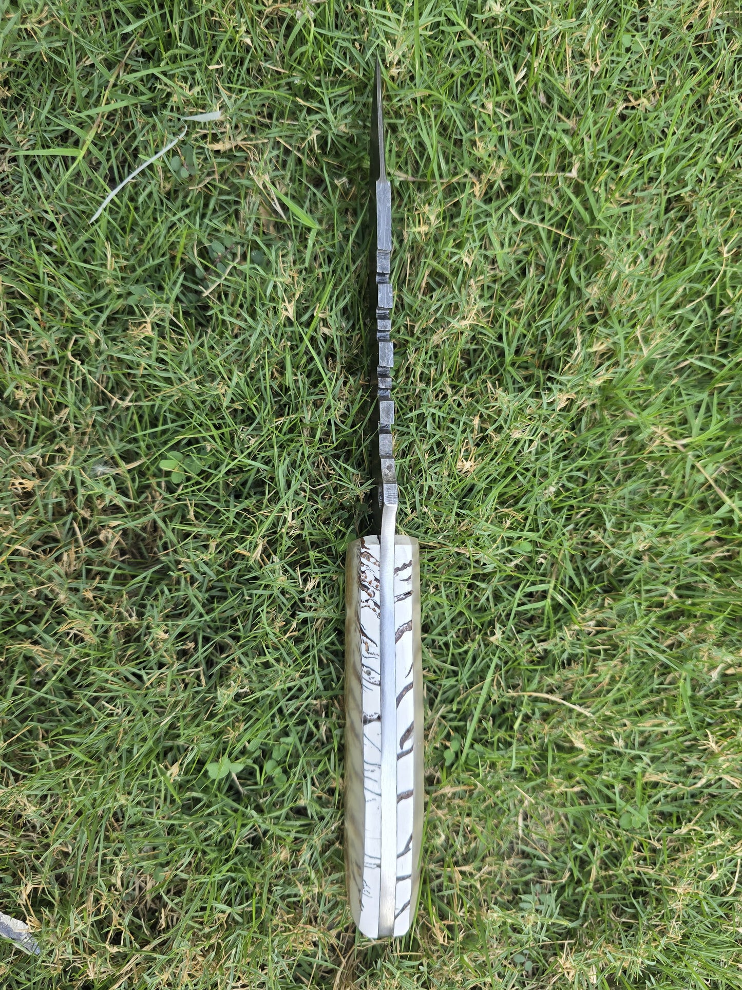 Nooraki - 11″ Damascus Hunting Knife with Sheath | Hand Made Camping Knife - Full Tang Knife - Ideal for Survival,Chopping, Camping, Outdoor Gift for Men |Tactical Knife Pinecone Resin Handle