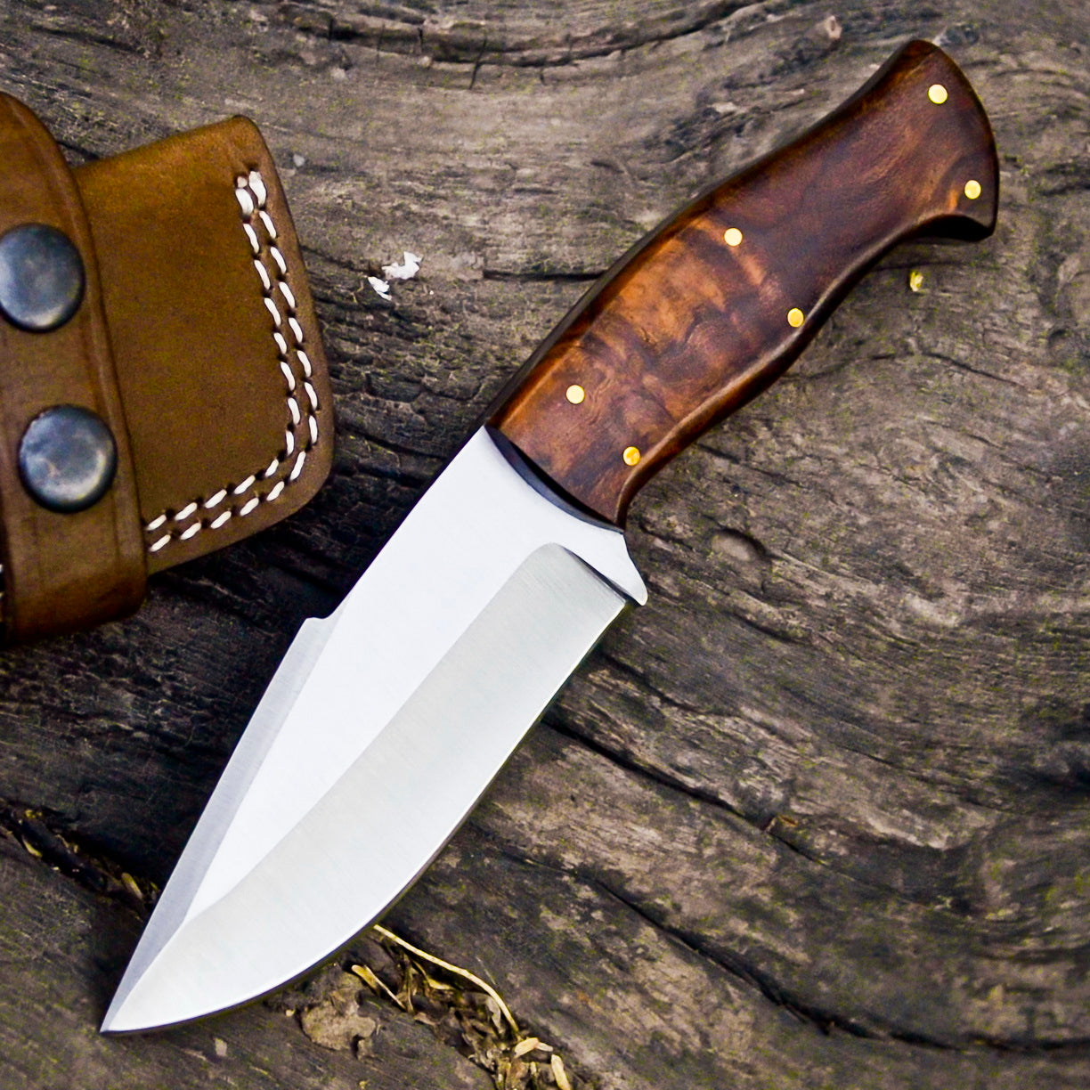 Exquisite Handmade D2 Steel Hunting Knife: Full Tang, Rosewood Handle, Leather Sheath Included. Get Yours Now!