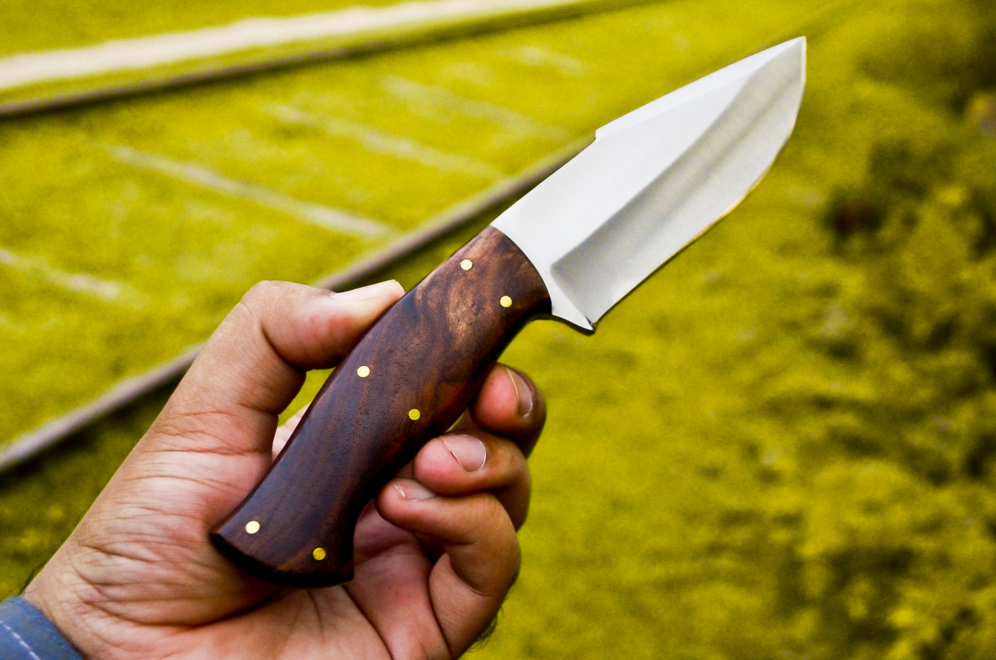 Exquisite Handmade D2 Steel Hunting Knife: Full Tang, Rosewood Handle, Leather Sheath Included. Get Yours Now!