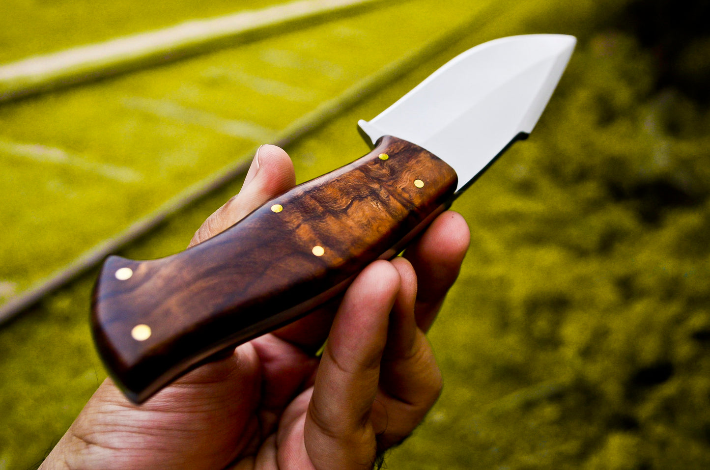 Exquisite Handmade D2 Steel Hunting Knife: Full Tang, Rosewood Handle, Leather Sheath Included. Get Yours Now!