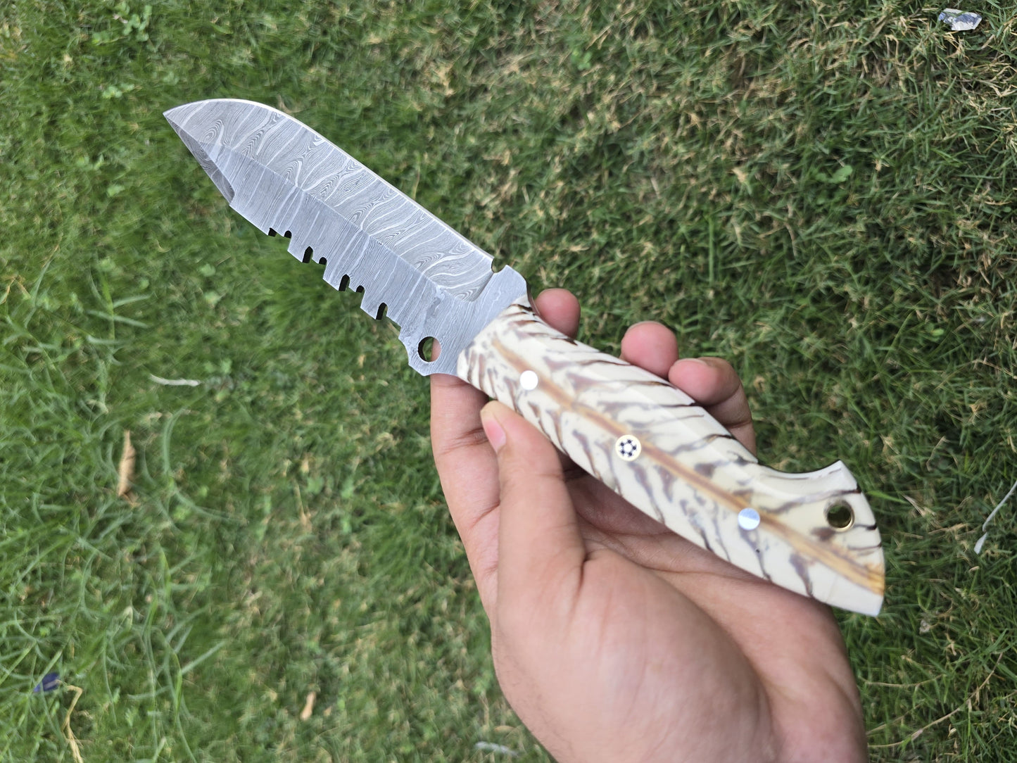 Nooraki - 11″ Damascus Hunting Knife with Sheath | Hand Made Camping Knife - Full Tang Knife - Ideal for Survival,Chopping, Camping, Outdoor Gift for Men |Tactical Knife Pinecone Resin Handle